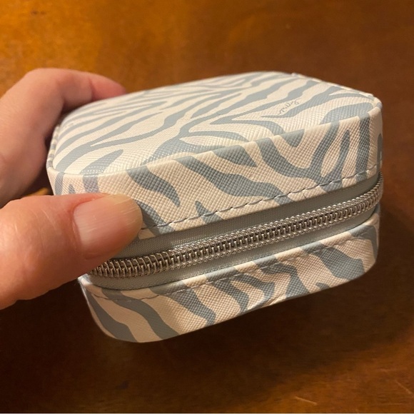 🩷 Milly Blue Zebra Travel Portable Jewelry Case Storage Organizer Clean & Chic 💎 - Picture 7 of 14